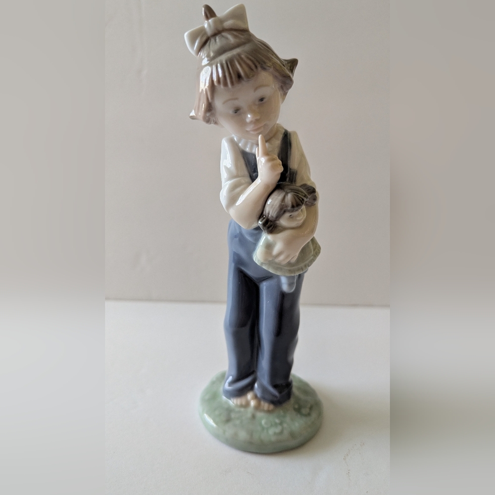 LLADRO NAO "HUSH NOW" #1069 MINT CONDITION